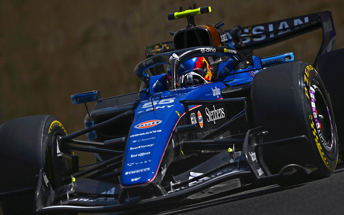 バクー市街地コースを走行するカルロス・サインツ(ウィリアムズ)のFW48、2026年9月25日(金) F1アゼルバイジャンGPフリー走行3