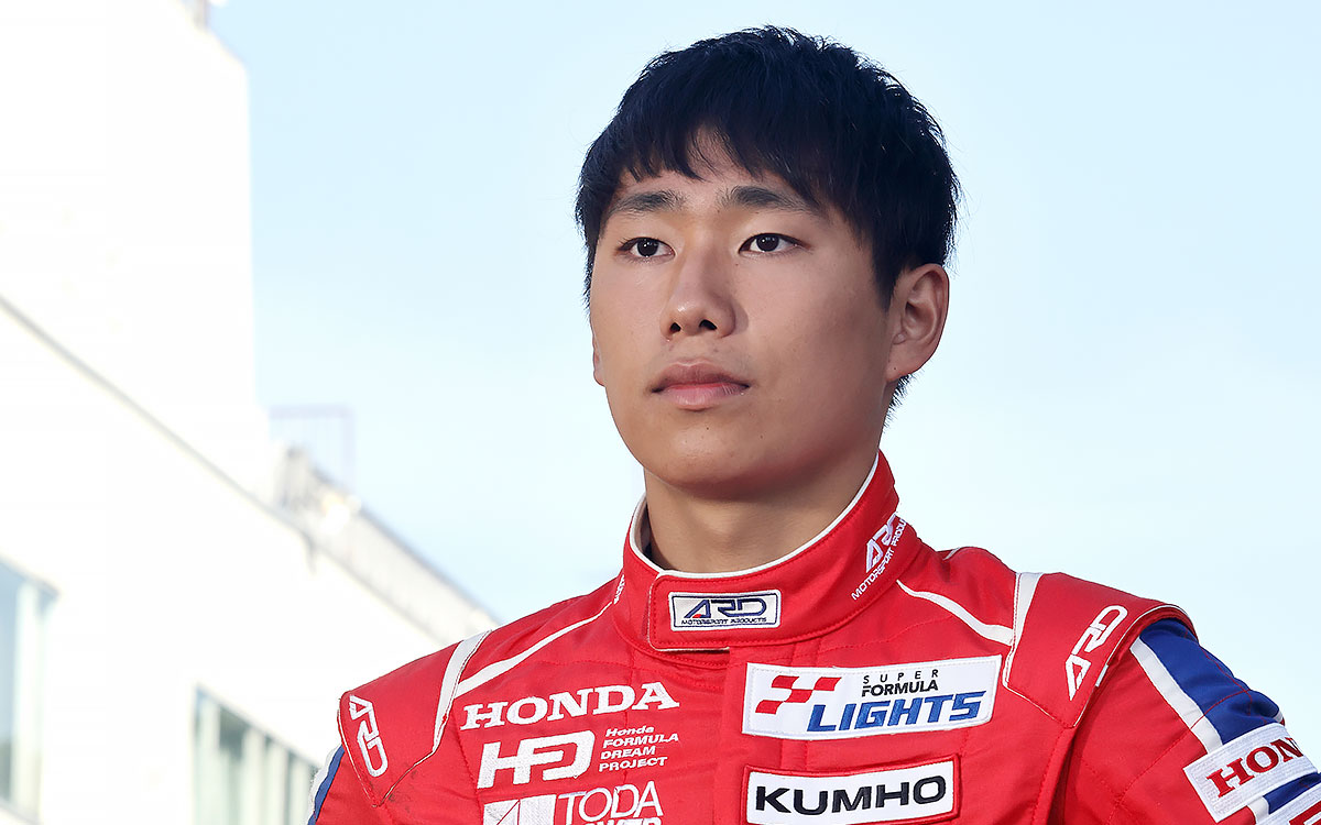 ヘルメットを手に赤いレーシングスーツ姿で立つ荒尾創大（HFDP WITH TODA RACING）、2024年 全日本スーパーフォーミュラ・ライツ選手権