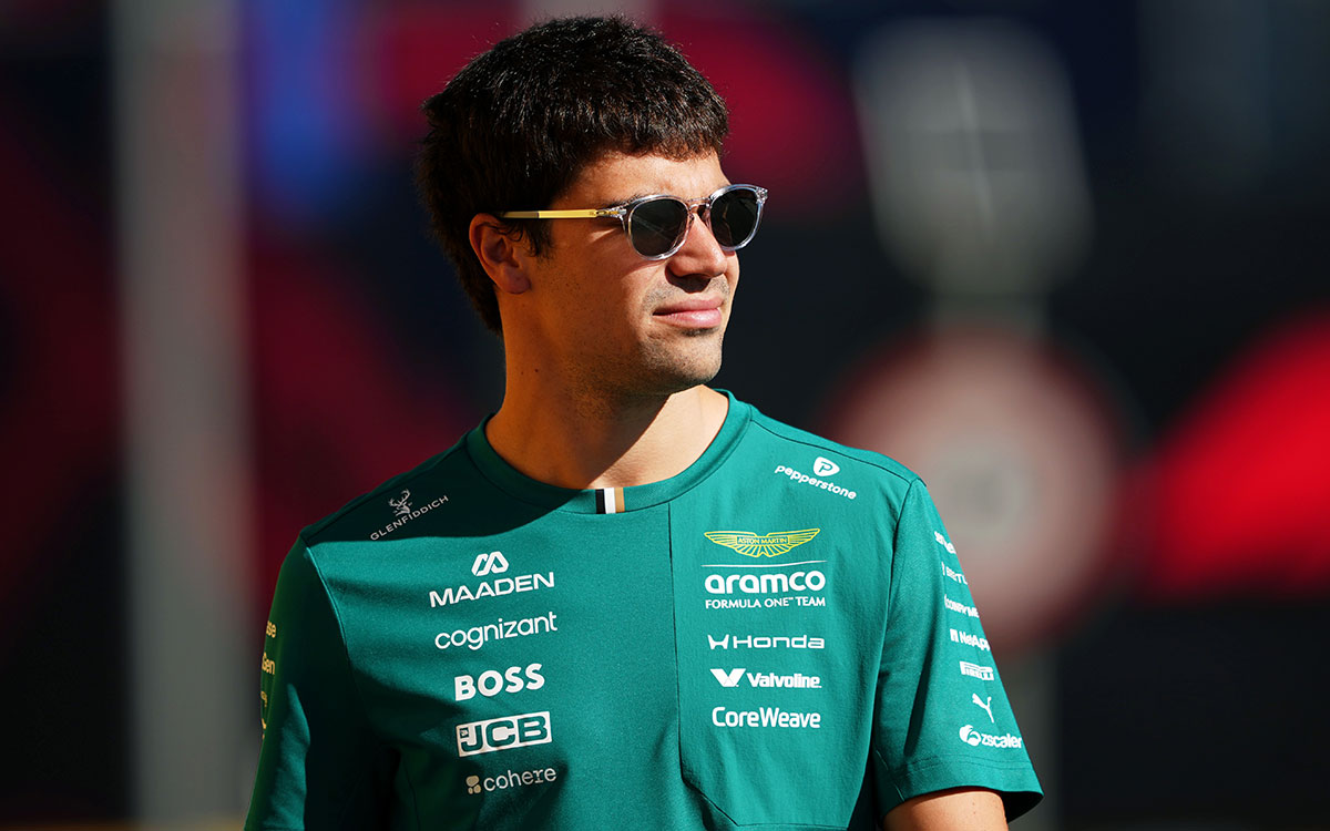 サングラスをかけてパドックに立つランス・ストロール（アストンマーティン・ホンダ）、2026年9月12日(土) F1スペインGP FP3（マドリンク）