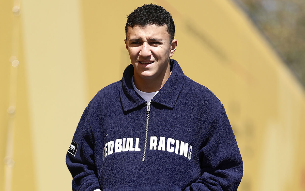 パドックを歩くアイザック・ハジャー(レッドブル・レーシング)、2026年9月10日(木) F1スペインGPメディアデー(マドリング)