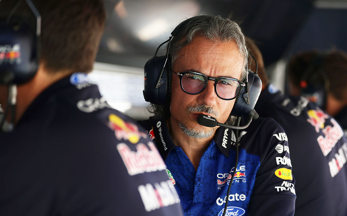 ピットウォールでヘッドセットを着用し予選を見守るローラン・メキース（レッドブル・レーシング チーム代表）、2026年9月12日(土) F1スペインGP（マドリンク）