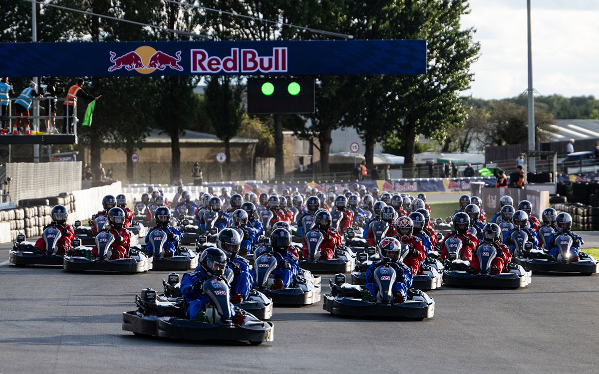 シルバーストンの特設カートコースで一斉に走行する「Max vs 100」の参加者たち、2026年9月16日(水)