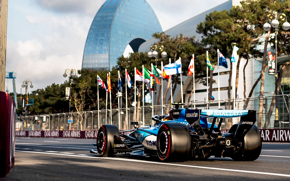 バクー市街地コースを走行するカルロス・サインツ（ウィリアムズ）のFW48、2026年9月25日(金) F1アゼルバイジャンGP予選