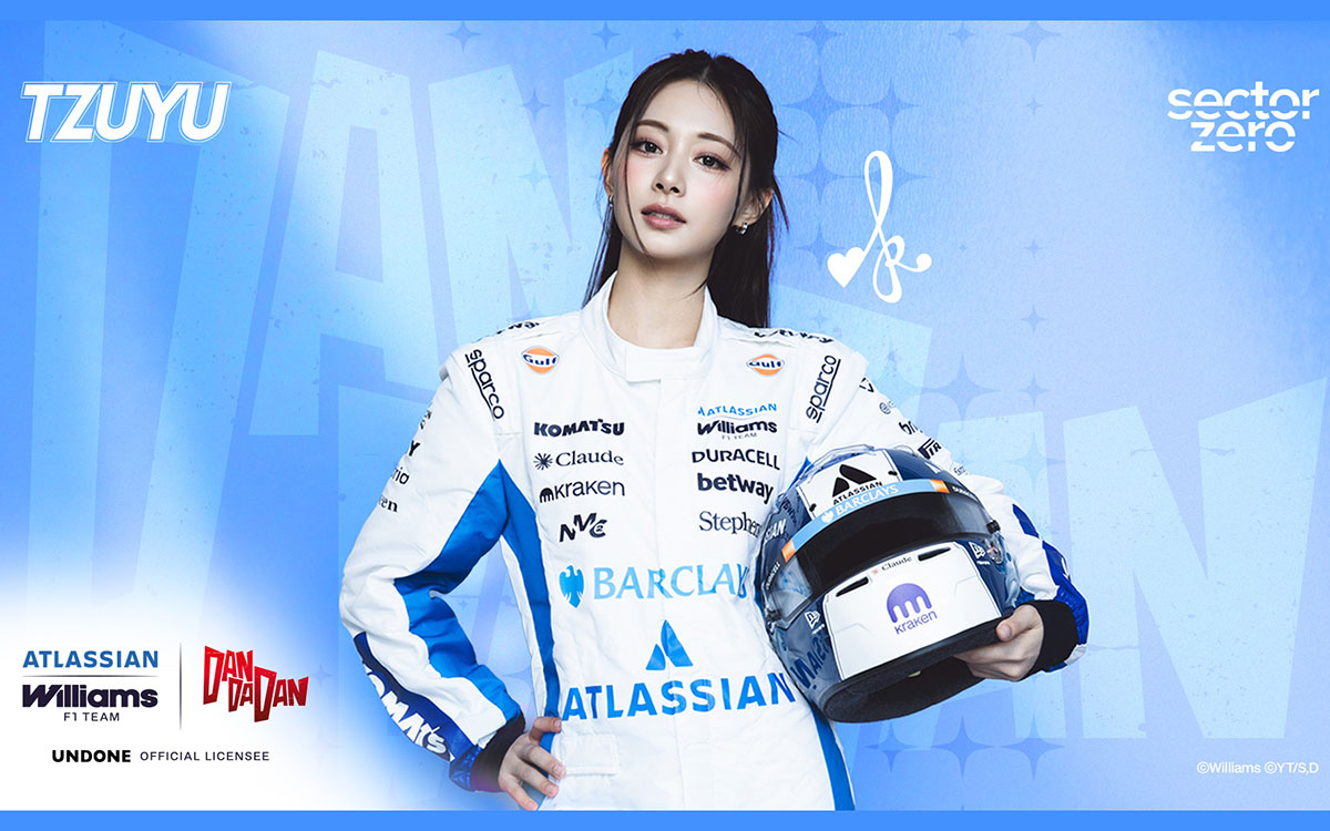 ウィリアムズのレーシングスーツ姿でヘルメットを手にするツウィ(TWICE)、2026年9月28日(月) ウィリアムズF1チーム×テレビアニメ『ダンダダン』コラボレーション公式テーマ曲発表