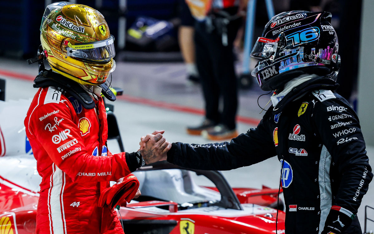 予選終了後、パルクフェルメで握手を交わ健闘を称え合う3番手ルイス・ハミルトンと2番手シャルル・ルクレール（ともにフェラーリ）、2026年10月10日(土) F1シンガポールGP（マリーナベイ市街地コース）
