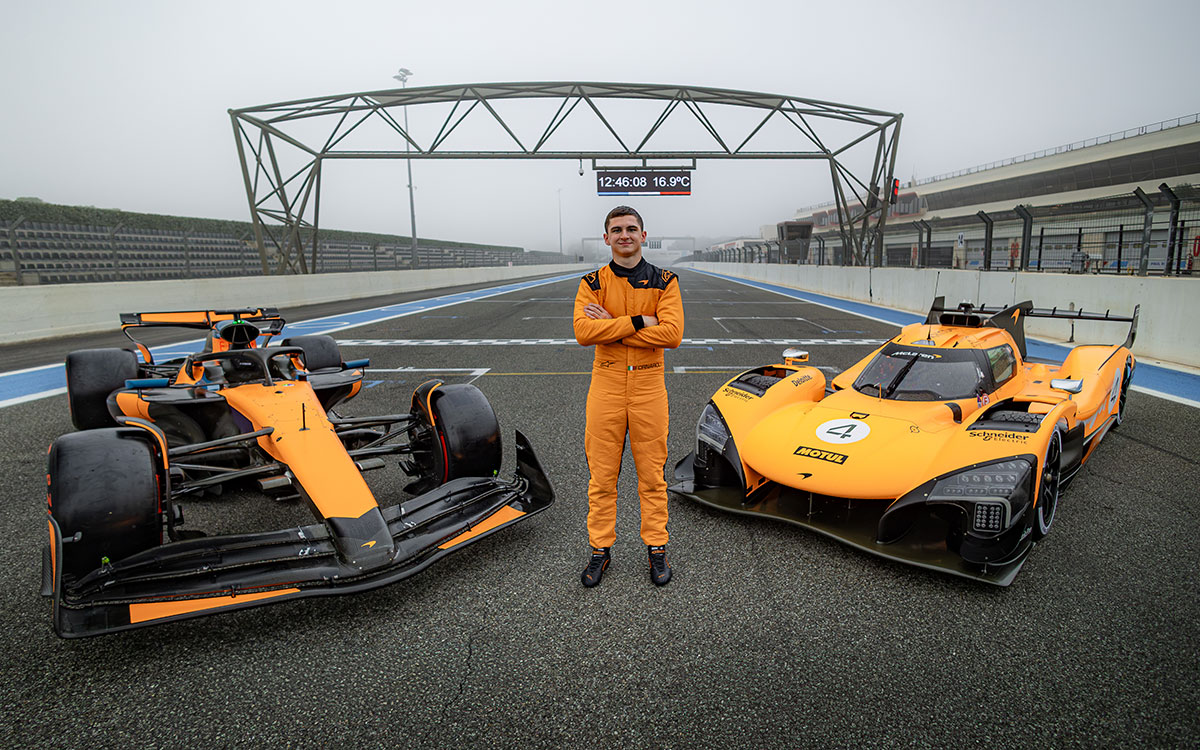マクラーレンのF1マシンと2027年のFIA世界耐久選手権（WEC）参戦に向けたハイパーカー「MCL-HY」の間で腕を組んで立つレオナルド・フォルナローリ（マクラーレン）、ポール・リカール・サーキット