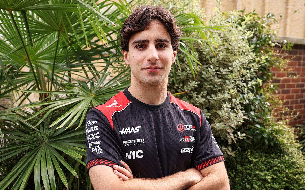 TGRハースのチームウェアを着用し、腕を組む2027年のF1デビューが決まったラファエル・カマラ、2026年10月15日(木)