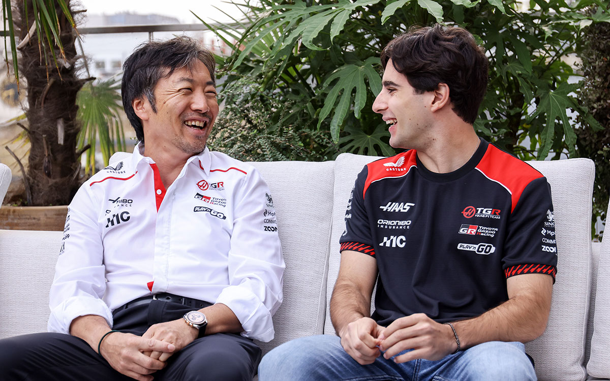 屋外のソファに並んで座り、笑顔で談笑するTGRハースF1チーム代表の小松礼雄と2027年のF1デビューが決まったラファエル・カマラ、2026年10月15日（木）