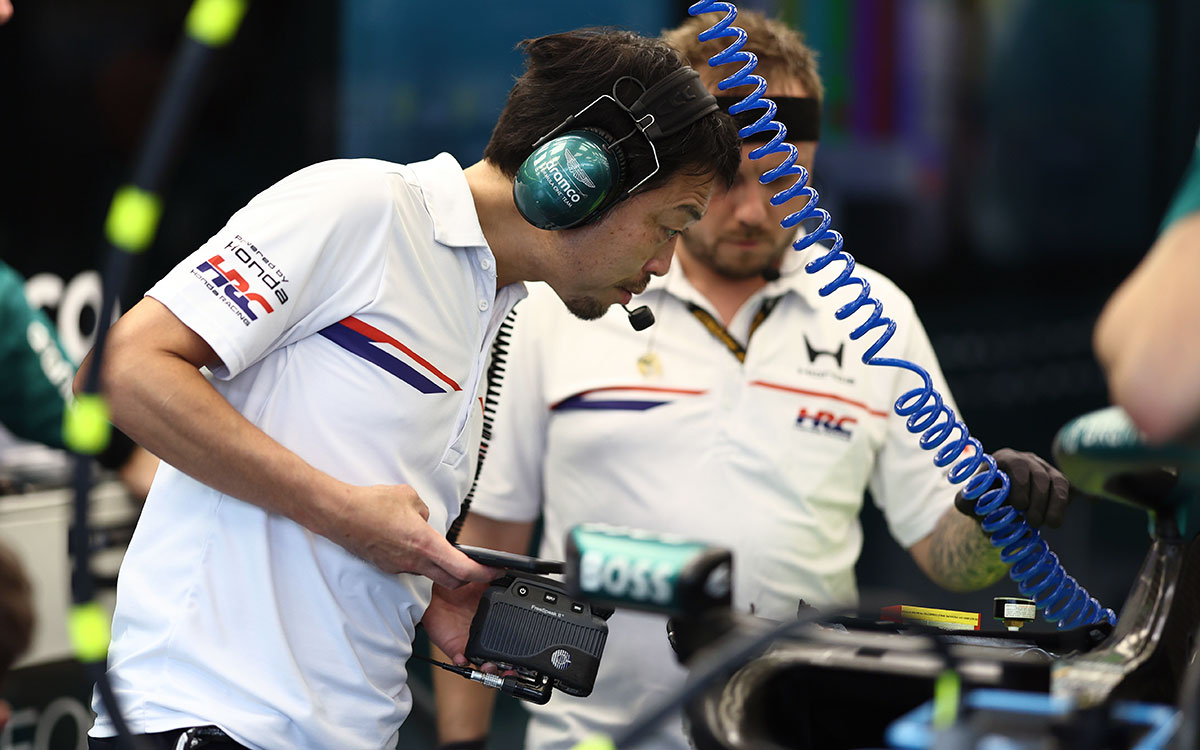 ガレージ内でヘッドセットを着用し、アストンマーティン・ホンダのF1マシンを点検するホンダ・レーシング（HRC）の折原伸太郎トラックサイド・ゼネラルマネージャー兼チーフエンジニア、2026年10月9日(金) F1シンガポールGPフリー走行（マリーナベイ市街地コース）
