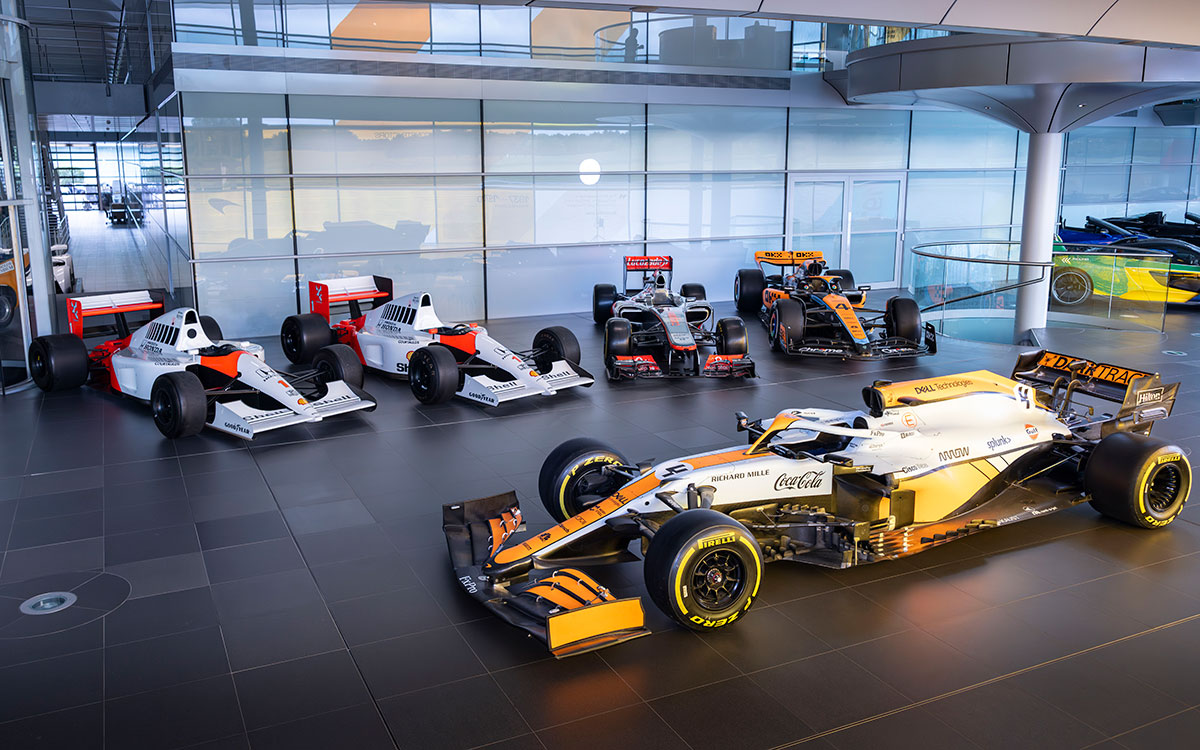マクラーレンが販売を発表した歴代F1マシン5台。手前から2021年型MCL35M、1991年型MP4／6Aの2台、2012年型MP4／27A、2023年型MCL37A、マクラーレン・テクノロジー・センターにて