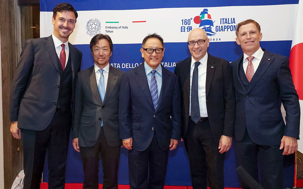 日伊外交関係樹立160周年を記念した「Motorsport Day 2026」で記念撮影に臨むハースF1チームの小松礼雄代表、豊田章男（トヨタ自動車会長）ら関係者5人、2026年10月12日(月) 在日イタリア大使館