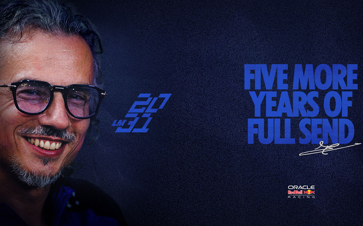 笑顔を見せるローラン・メキーズ（レッドブル・レーシング代表）の写真と「FIVE MORE YEARS OF FULL SEND」のメッセージを配した2031年までの契約延長を発表する記念グラフィック、2026年10月15日(木)