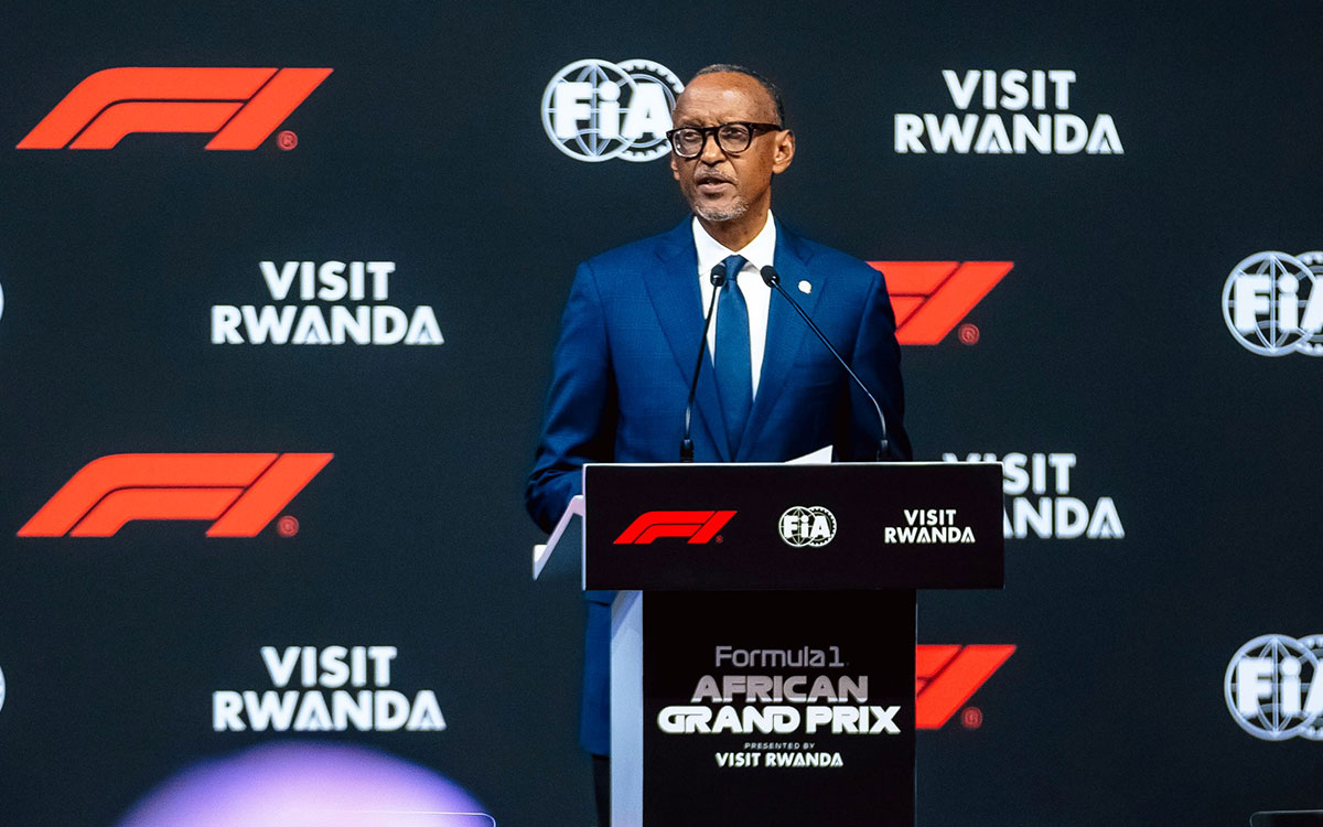 F1アフリカGPのロゴが掲げられた演台で、聴衆を前にスピーチするルワンダのポール・カガメ大統領、2026年10月13日
