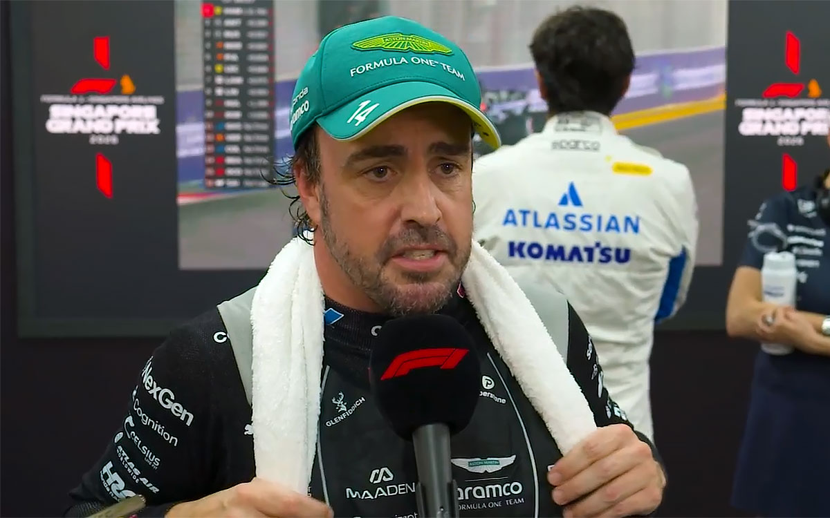 首に白いタオルを掛け、予選後にインタビューに応じるフェルナンド・アロンソ（アストンマーティン・ホンダ）、2026年10月10日(土) F1シンガポールGP（マリーナベイ市街地コース）