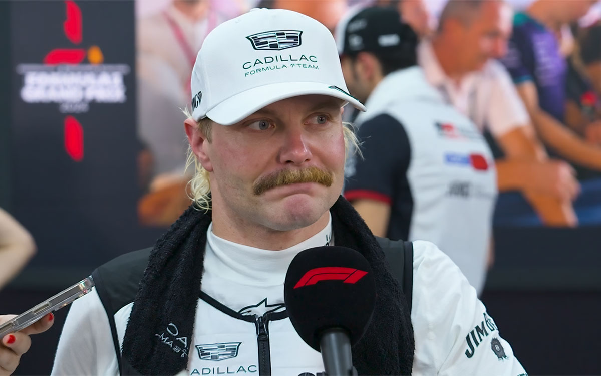 首に黒いタオルをかけてインタビューに応じるバルテリ・ボッタス（キャデラック）、2026年10月11日(日) F1シンガポールGP決勝（マリーナベイ市街地コース）