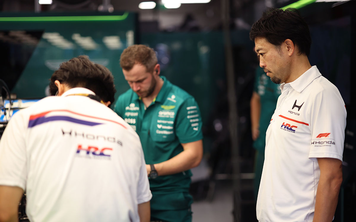 決勝レース前のガレージで作業を見守る折原伸太郎（HRCトラックサイド・ゼネラルマネージャー兼チーフエンジニア）、2026年10月11日(日) F1シンガポールGP（マリーナベイ市街地コース）