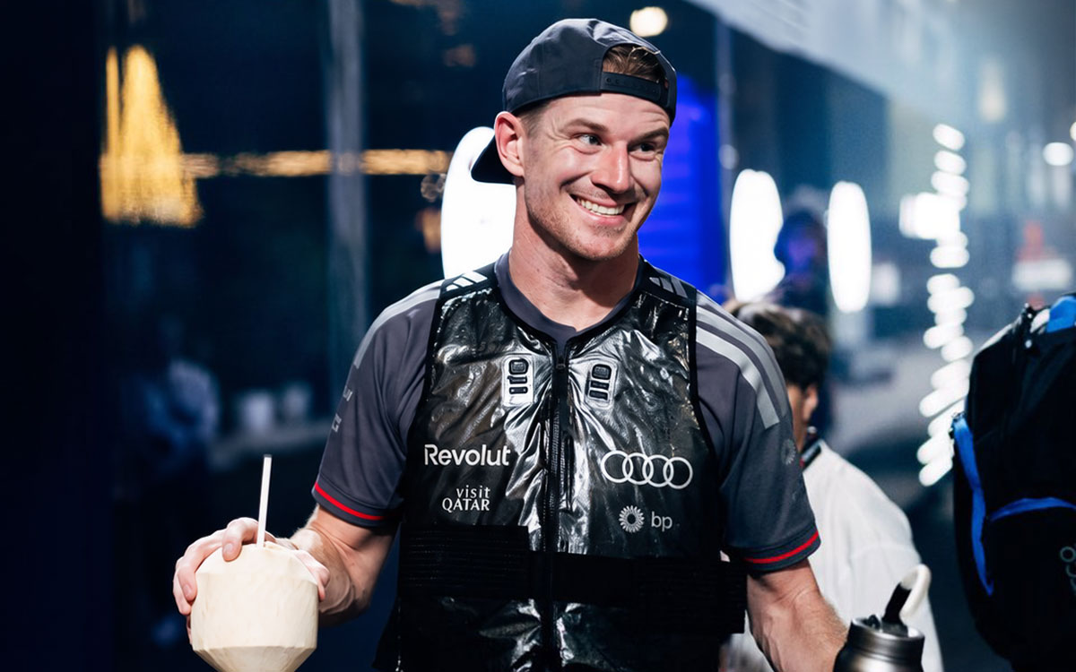 レース後、ココナッツドリンクとボトルを手に笑顔で夜のパドックを歩く、今季自己ベストの8位入賞を果たしたニコ・ヒュルケンベルグ（アウディ）、2026年10月11日(日) F1シンガポールGP決勝（マリーナベイ市街地コース）