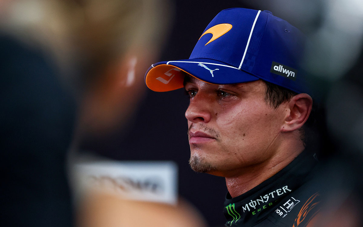 スプリント終了後、汗を浮かべながら真剣な表情で周囲を見つめるランド・ノリス（マクラーレン）、2026年10月10日(土) F1シンガポールGP（マリーナベイ市街地コース）