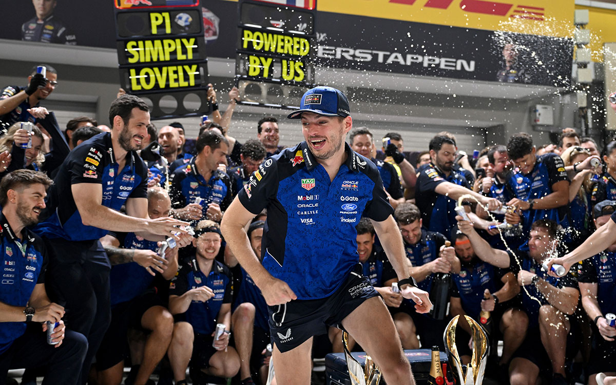 ガレージ前でシャンパンを掛け合いながら優勝を祝うマックス・フェルスタッペン(レッドブル・レーシング)とチームスタッフ、2026年10月11日(日) F1シンガポールGP決勝(マリーナベイ市街地コース)