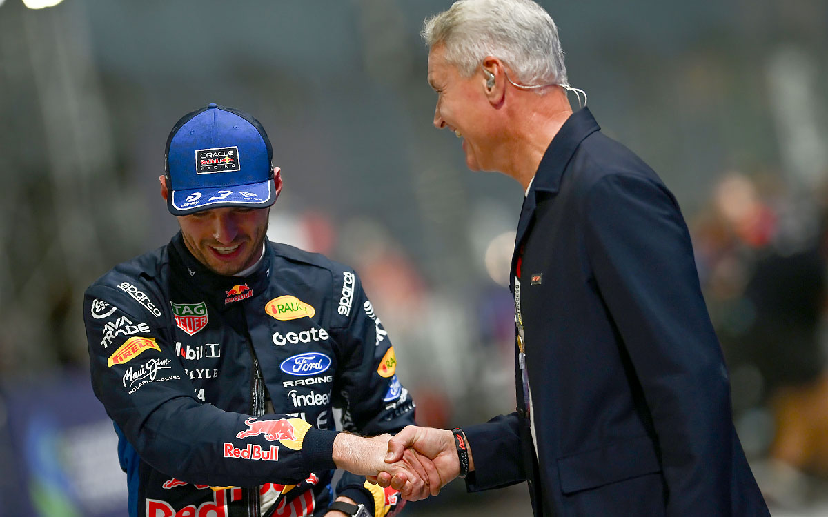 スプリント予選でポールポジションを獲得し、パルクフェルメでデビッド・クルサード（元F1ドライバー）から祝福を受けて笑顔で握手するマックス・フェルスタッペン（レッドブル・レーシング）、2026年10月9日(金) F1シンガポールGP（マリーナベイ市街地コース）