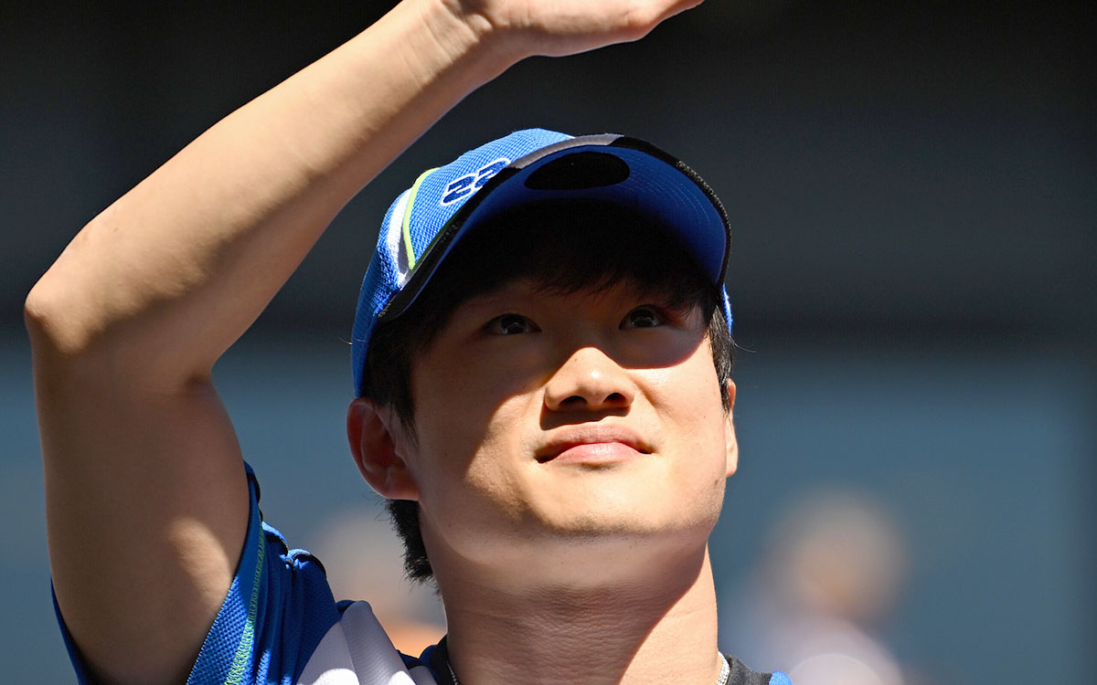 ドライバーズパレードで右手を高く掲げ、観客に手を振る角田裕毅(レーシング・ブルズ)、2026年9月13日(日) F1スペインGP決勝(マドリンク)