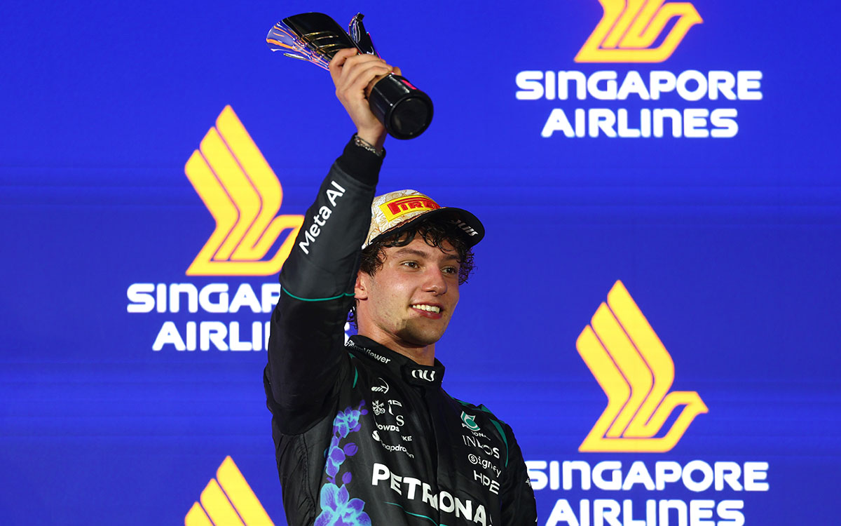 3位表彰台でトロフィーを高々と掲げて笑顔を見せるアンドレア・キミ・アントネッリ（メルセデス）、2026年10月11日(日) F1シンガポールGP決勝（マリーナベイ市街地コース）