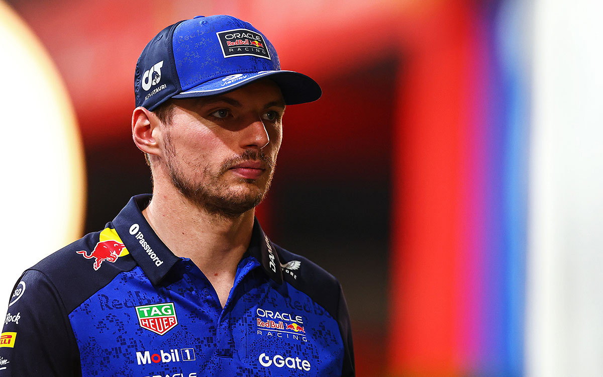 パドックを歩くマックス・フェルスタッペン（レッドブル）、2026年10月8日（木） F1シンガポールGPメディアデー（マリーナベイ市街地コース）