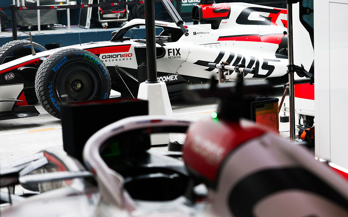 ガレージ内に並ぶハースVF-26、2026年10月9日(金) F1シンガポールGPフリー走行（マリーナベイ市街地コース）