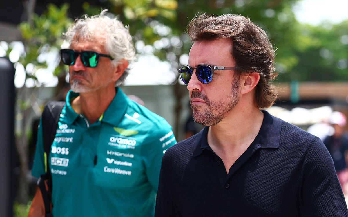 サングラス姿でパドックを歩くフェルナンド・アロンソ（アストンマーティン・ホンダ）とパーソナルトレーナーのエドアルド・ベンディネッリ、2026年10月1日(木) F1バーレーンGPメディアデー（セパン・インターナショナル・サーキット）