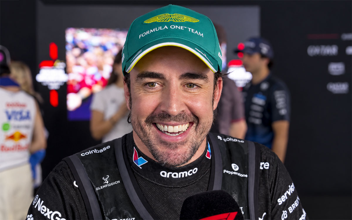 決勝後に笑顔でインタビューに応じるフェルナンド・アロンソ（アストンマーティン・ホンダ）、2026年10月4日(日) F1バーレーンGP決勝（セパン・インターナショナル・サーキット）