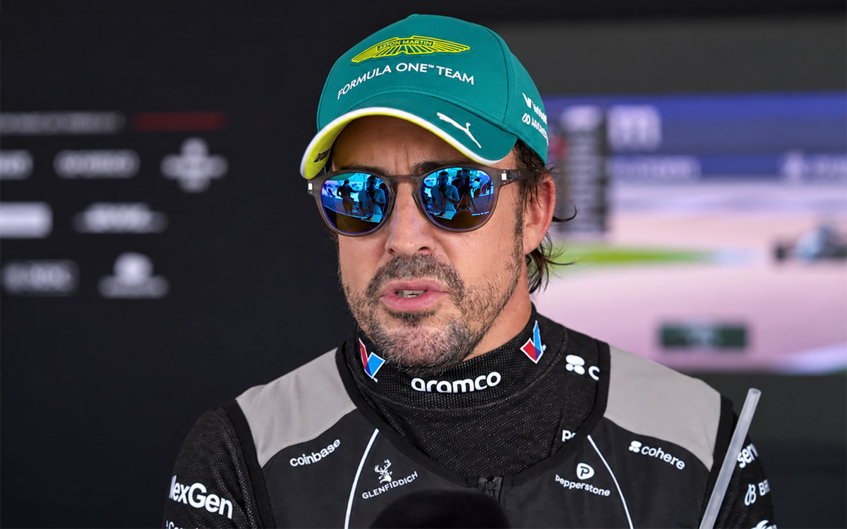 サングラスとチームキャップを着用してインタビューに応じるフェルナンド・アロンソ(アストンマーティン・ホンダ)、2026年10月3日(土) F1バーレーンGP予選(セパン・インターナショナル・サーキット)