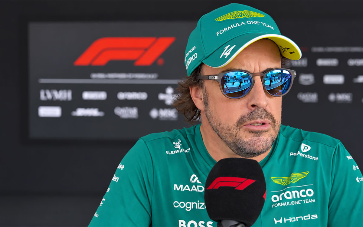 フリー走行後にインタビューに応じるフェルナンド・アロンソ(アストンマーティン・ホンダ)、2026年10月2日(金) F1バーレーンGP(セパン・インターナショナル・サーキット)