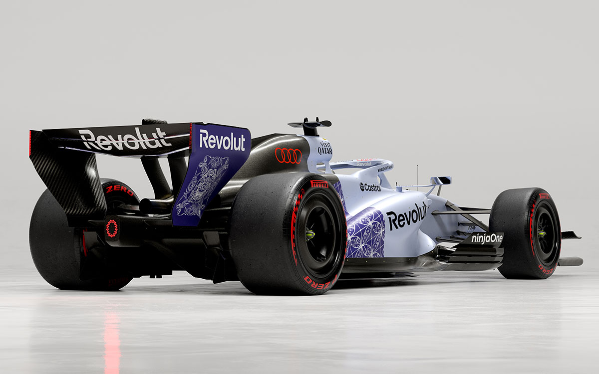青みがかったシルバーの車体とプラナカン模様が特徴のアウディR26 F1シンガポールGPスペシャルリバリー後方図、2026年10月5日(月)公開
