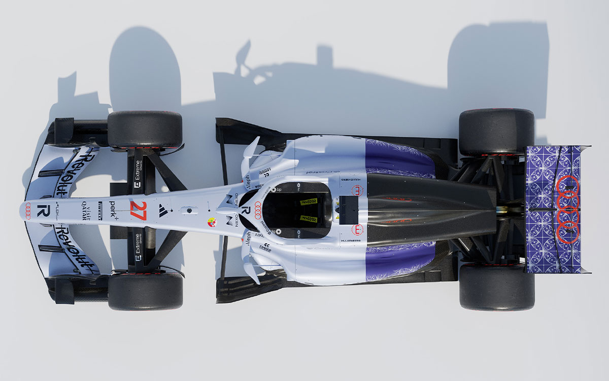 青みがかったシルバーの車体とプラナカン模様が特徴のアウディR26 F1シンガポールGPスペシャルリバリー上面図、2026年10月5日(月)公開