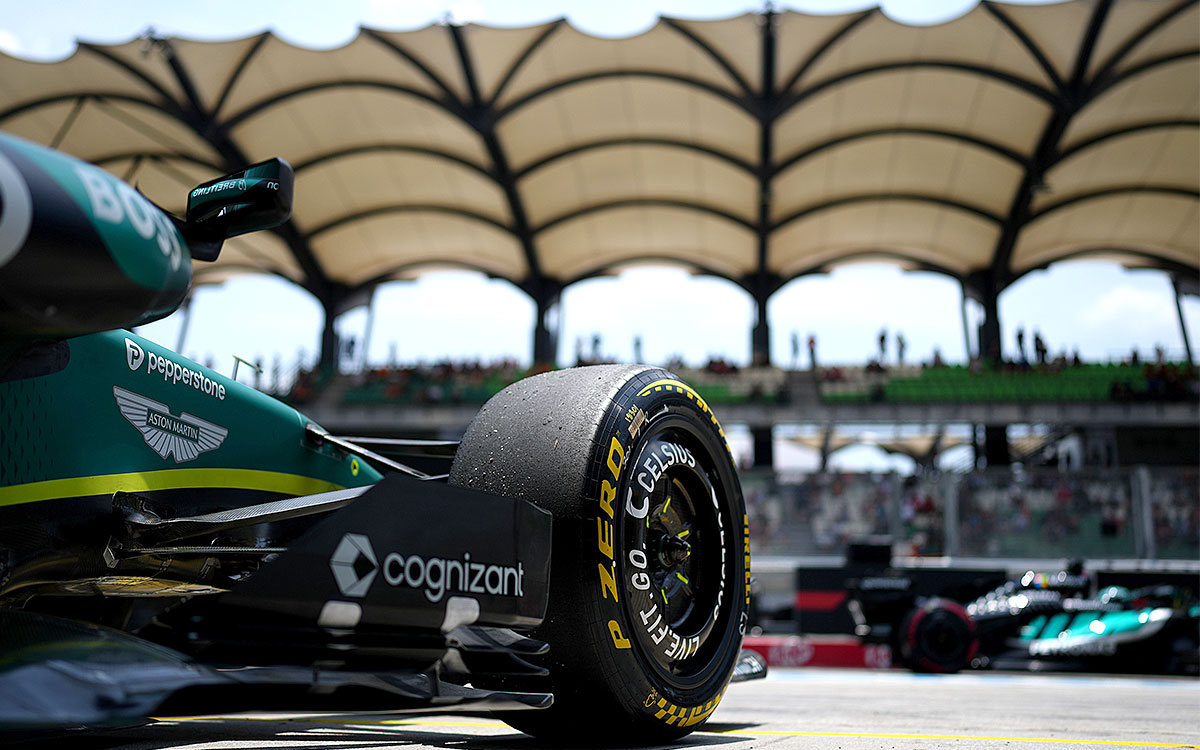 2026年F1バーレーンGPの金曜フリー走行でガレージから車を出すランス・ストロール(アストンマーティン・ホンダ)-2026年10月2日セパン・インターナショナル・サーキット