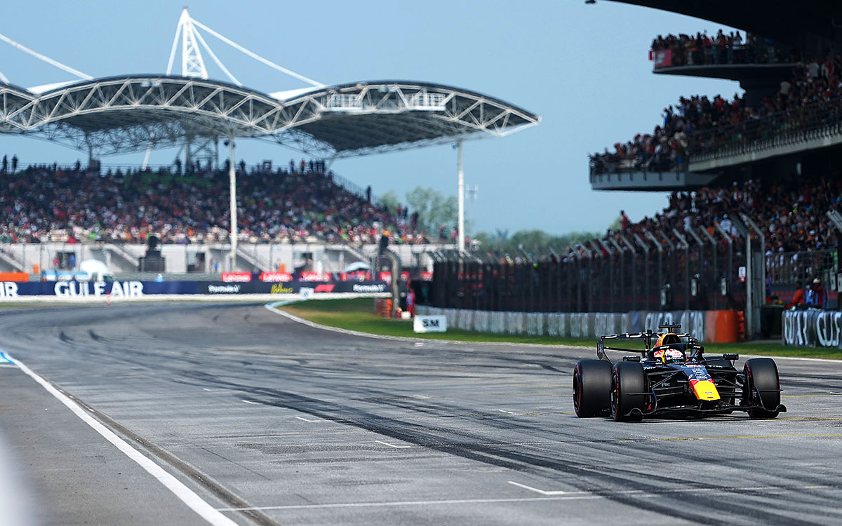 2026年F1バーレーンGP-in-マレーシアの予選でホームストレートを走行するマックス・フェルスタッペン（レッドブル）-2026年10月3日セパン・インターナショナル・サーキット