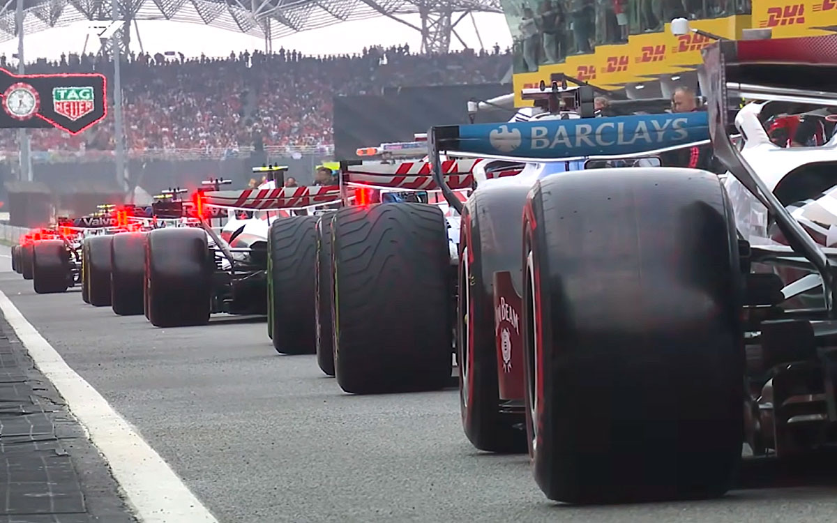 2026年F1バーレーンGP-in-マレーシアの決勝、赤旗中断後、再スタートに向けてピットレートに並ぶインターミディエートタイヤとスリックタイヤの入り混じるマシン、-2026年10月4日セパン・インターナショナル・サーキット