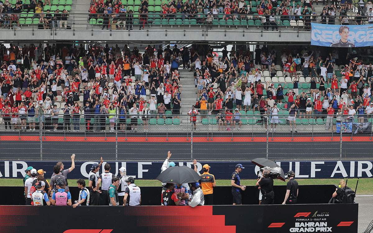 雨が降る決勝前のドライバーズパレードで満員のグランドスタンドに手を振るF1ドライバーたち、2026年10月4日(日) F1バーレーンGP（セパン・インターナショナル・サーキット）