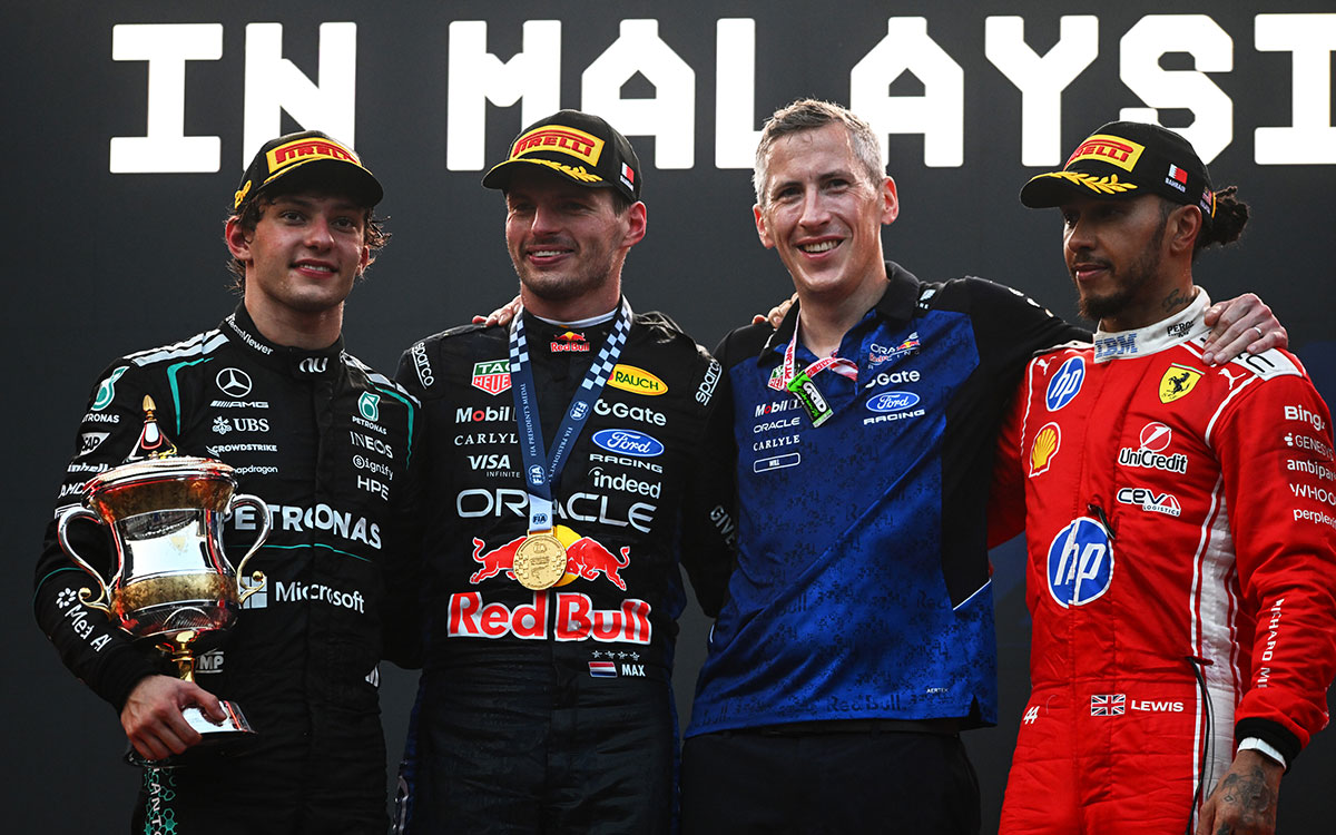 表彰式で並ぶウィナーのマックス・フェルスタッペン（レッドブル・レーシング）、2位アンドレア・キミ・アントネッリ（メルセデス）、3位ルイス・ハミルトン（フェラーリ）とレッドブル・レーシングのチーム代表者、2026年10月4日(日) F1バーレーンGP決勝（セパン・インターナショナル・サーキット）