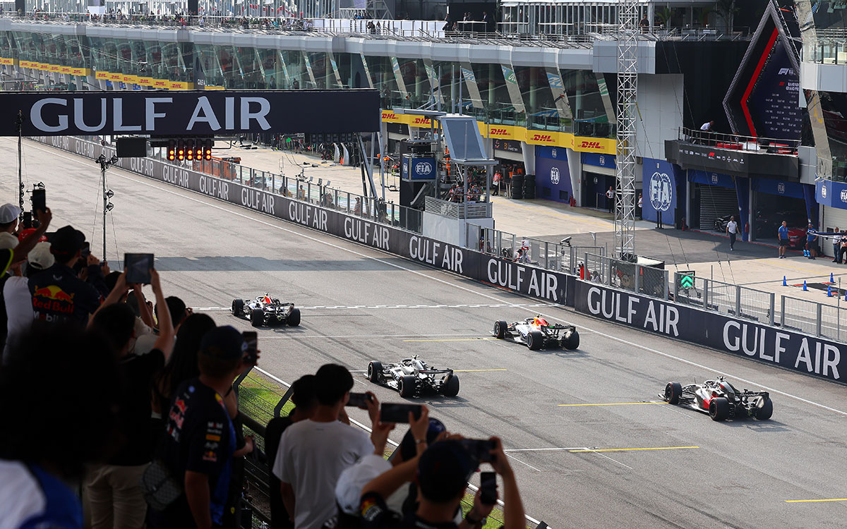 観客が見守るホームストレートでスタート練習を行うF1マシン、2026年10月2日(金) F1バーレーンGPフリー走行（セパン・インターナショナル・サーキット）