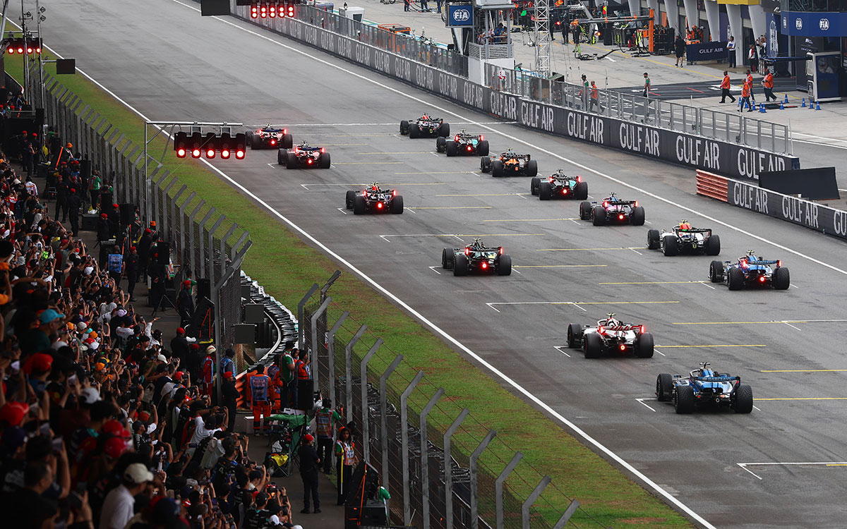 スタートシグナル点灯のもとグリッド上で発進を待つF1マシン、2026年10月4日(日) F1バーレーンGP決勝（セパン・インターナショナル・サーキット）