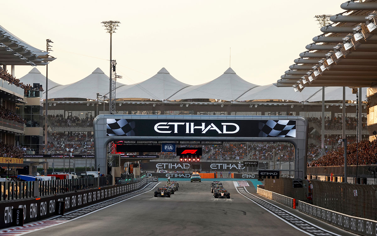 ヤス・マリーナ・サーキットで決勝スタートを迎えるマックス・フェルスタッペン(レッドブル・レーシング)とランド・ノリス(マクラーレン)を先頭としたF1マシンの一団、2025年12月7日(日) F1アブダビGP
