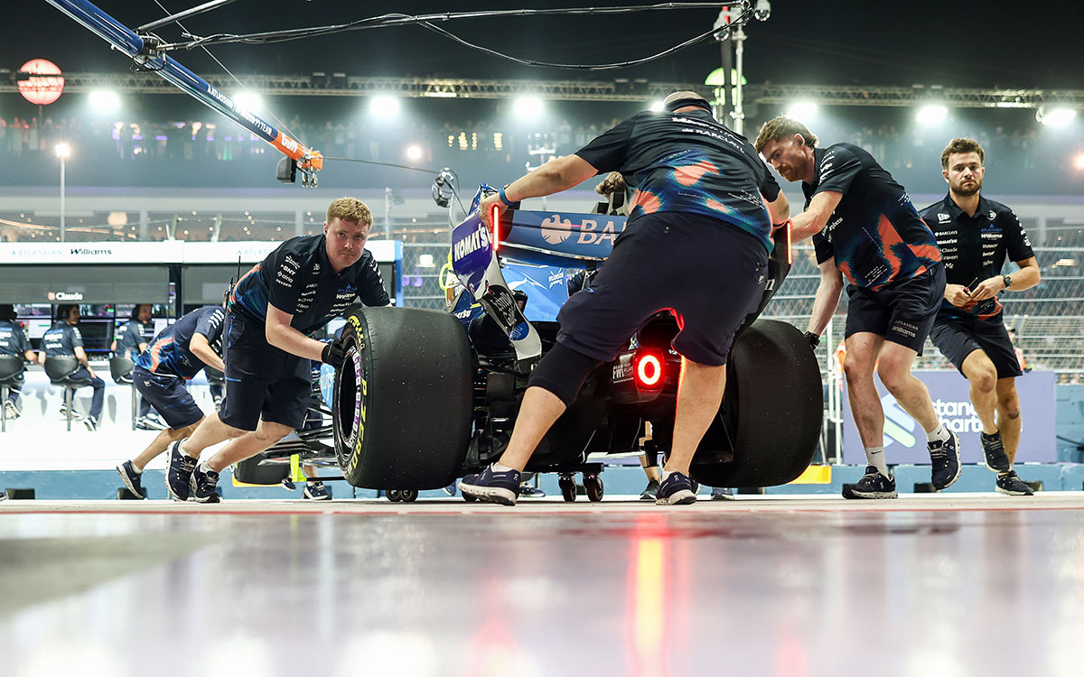 スプリント予選中、ピットレーンでカルロス・サインツのFW48をガレージに押し戻すウィリアムズのピットクルー、2026年10月9日(金) F1シンガポールGP（マリーナベイ市街地コース）