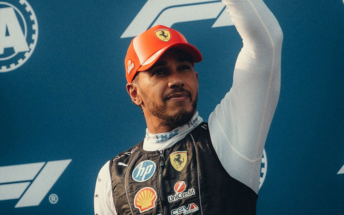 フロントロウ2番手を獲得し観客に手を振るルイス・ハミルトン（フェラーリ）、2026年10月3日(土) F1バーレーンGP予選（セパン・インターナショナル・サーキット）
