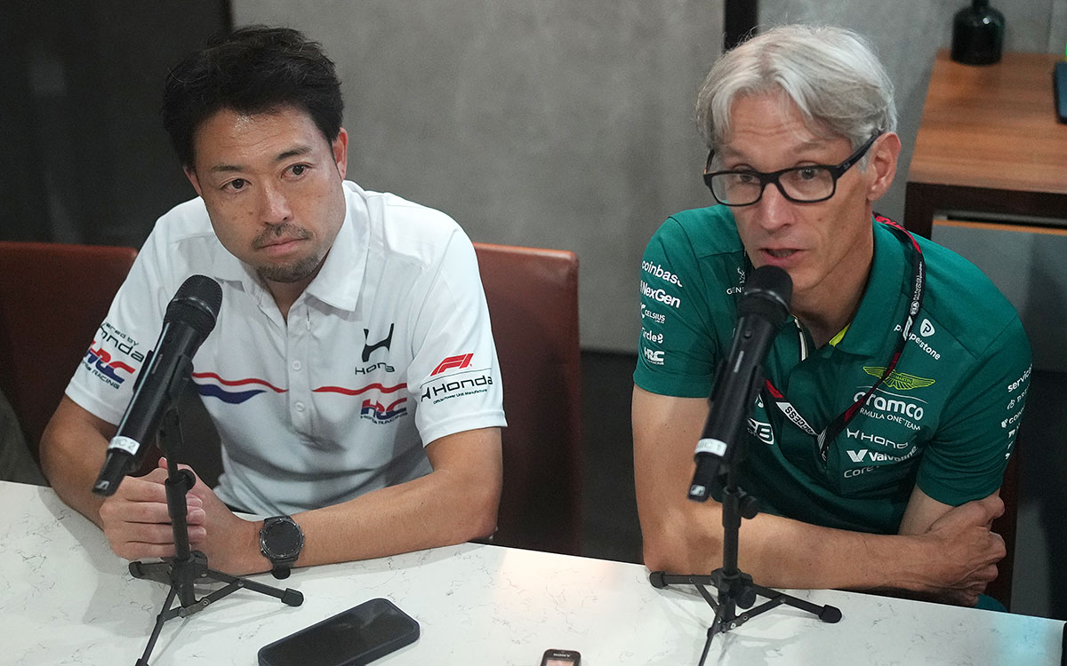 メディアの取材に応じる折原伸太郎（HRCトラックサイド・ゼネラルマネージャー兼チーフエンジニア）とマイク・クラック（アストンマーティン・ホンダ チーフ・トラックサイド・オフィサー）、2026年10月4日(日) F1バーレーンGP決勝（セパン・インターナショナル・サーキット）