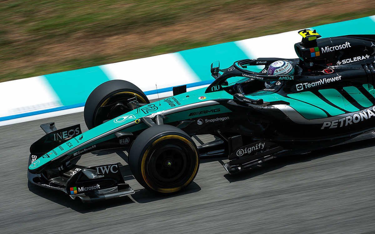 セパン・インターナショナル・サーキットを走行するアンドレア・キミ・アントネッリ(メルセデス)のW17、2026年10月2日(金) F1バーレーンGPフリー走行