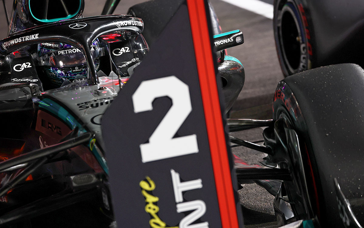 スプリント予選で2番手を獲得し、パルクフェルメのP2ボードの横にマシンを停めるジョージ・ラッセル（メルセデス）、2026年10月9日(金) F1シンガポールGP（マリーナベイ市街地コース）