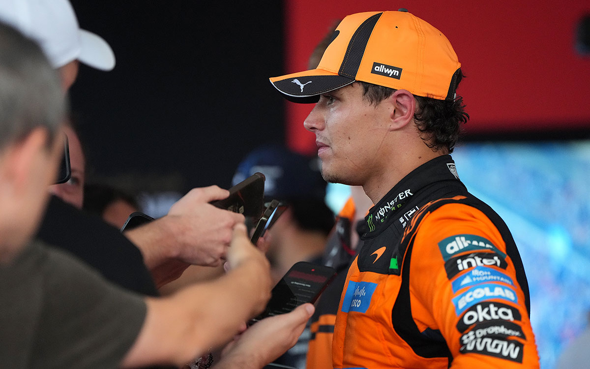 メディアの取材に応じるランド・ノリス（マクラーレン）、2026年10月4日(日) F1バーレーンGP決勝（セパン・インターナショナル・サーキット）