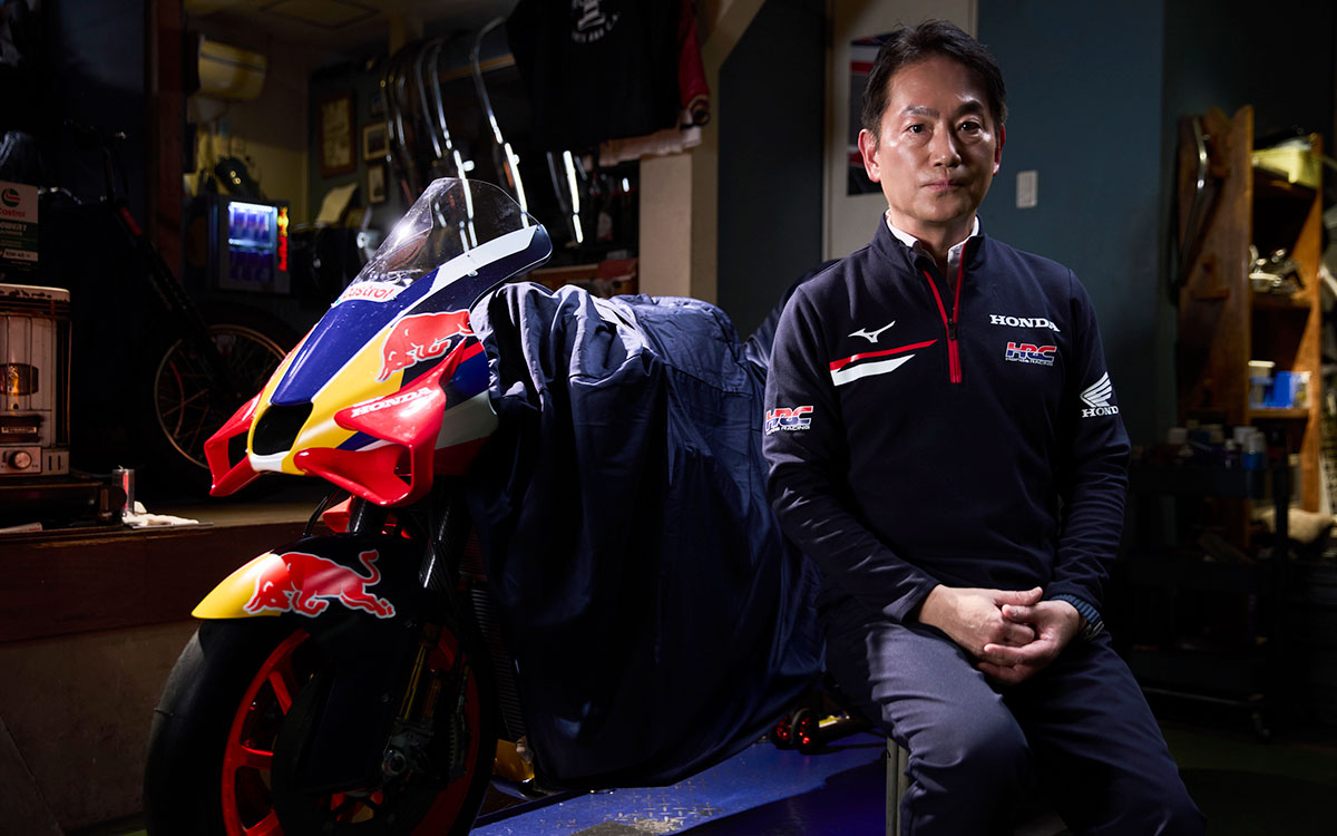 レッドブルカラーのホンダMotoGPマシンと並ぶ渡辺康治（HRC社長）、2026年10月1日(木) レッドブル×ホンダHRCパートナーシップ発表