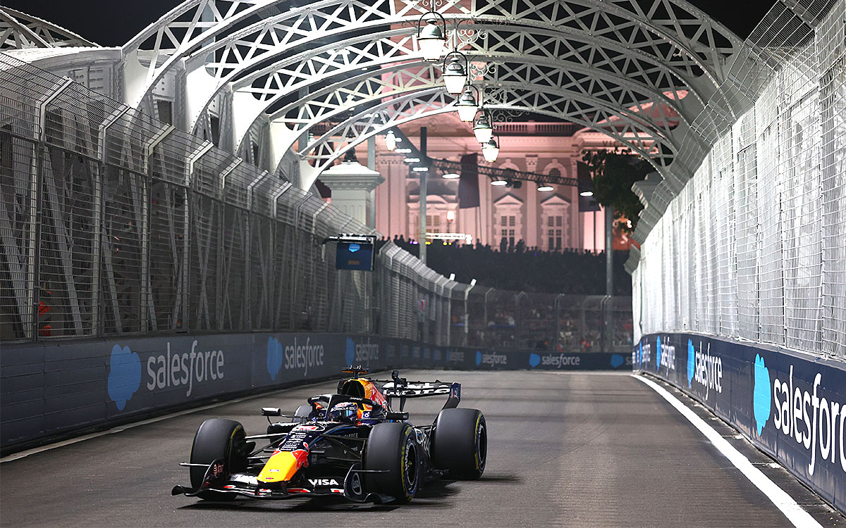2026年F1シンガポールGPのスプリント予選でサーキットを走行するマックス・フェルスタッペン（レッドブル）-2026年10月9日マリーナベイ市街地コース